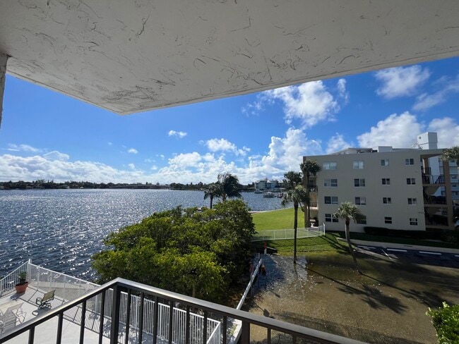 Building Photo - 301 Croton Ave