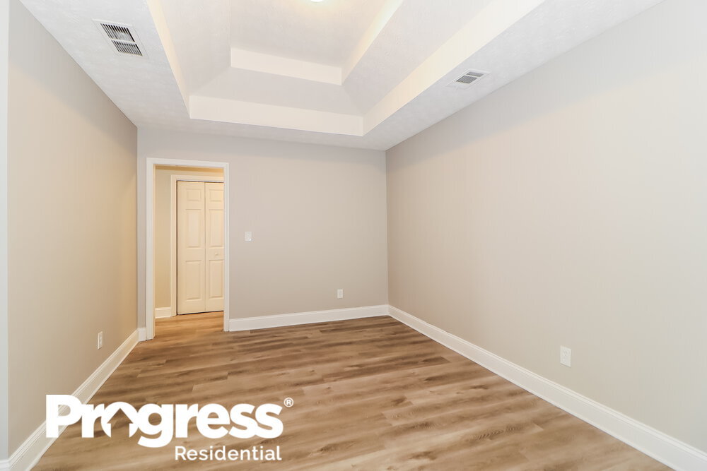 Building Photo - 2950 Northcliff Dr