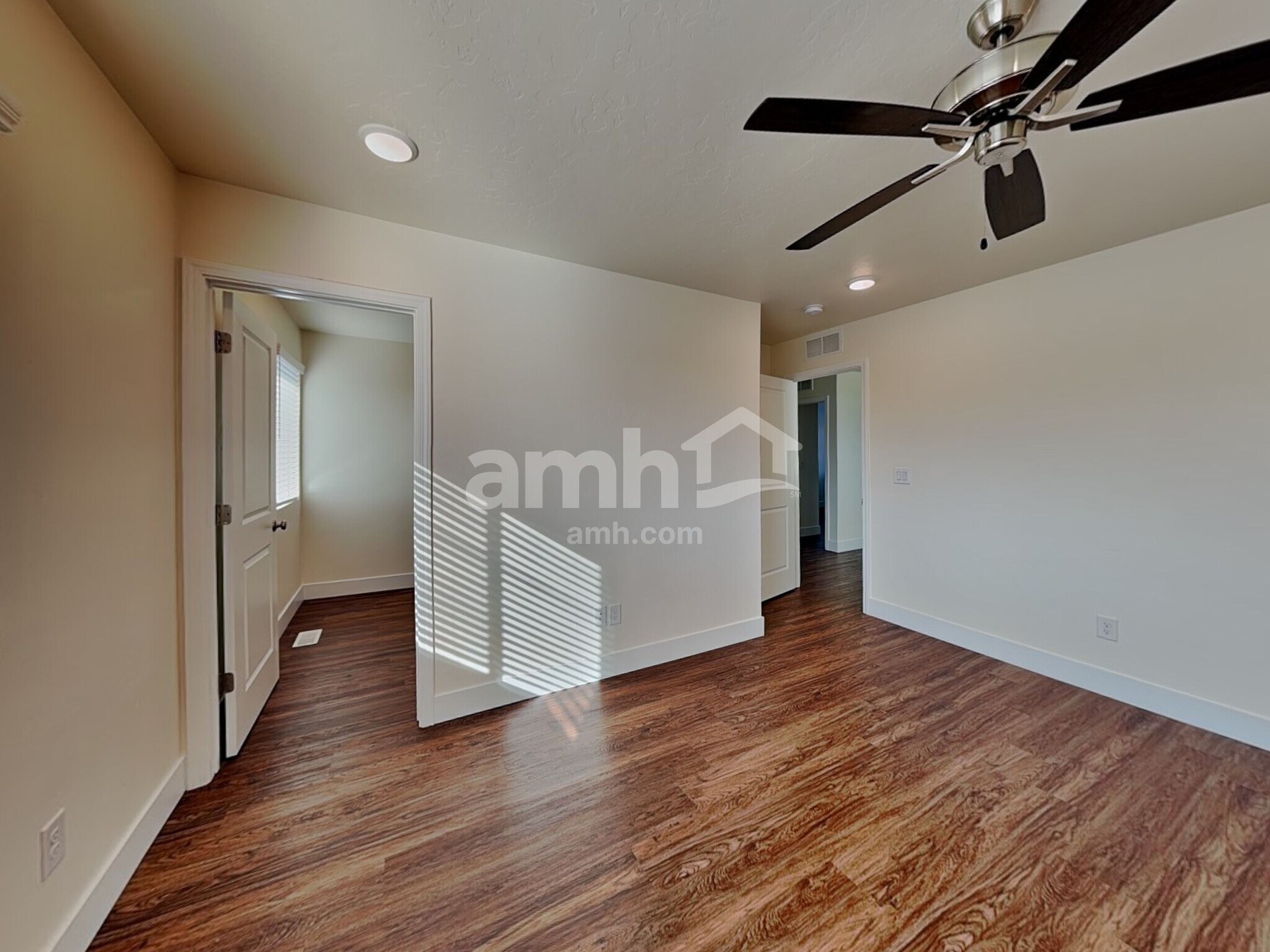 Building Photo - 901 N Barkvine Ave