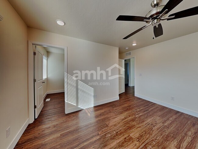 Building Photo - 901 N Barkvine Ave