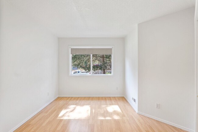 Building Photo - Elegant & Serene 3-Bedroom, 2 Bathroom Home Retreat in Desirable Arnold Creek