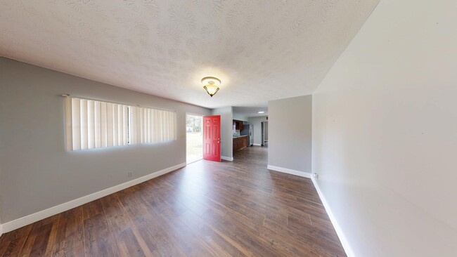 Building Photo - 3BR/1BA HOUSE - Riverview Area  **HALF OFF...
