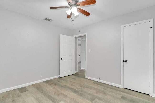 Building Photo - Cozy 2 Bedroom 1 Bath Duplex in Cleburne T...