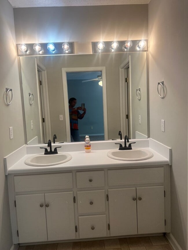 Building Photo - 102 S Spring View Dr