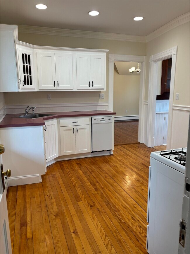 Building Photo - 92 Ashland St