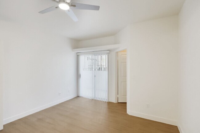 Building Photo - Beautifully Updated 2 Bed and 2 Bath Hende...