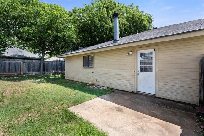 Building Photo - 608 Country Aire Dr