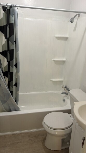 Building Photo - 302 Lakeview Heights