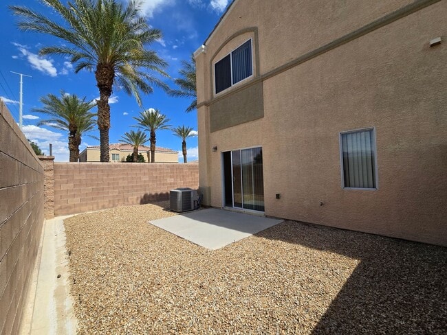 Building Photo - A Fabulous 3 Bedroom Townhouse close to NA...