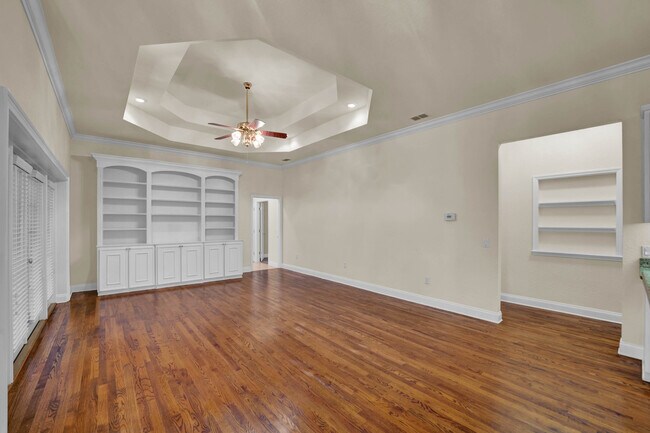 Family Room. - 832 Ashton Oaks Cir