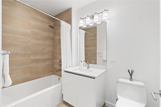 Building Photo - 1600 SW 1st Ave