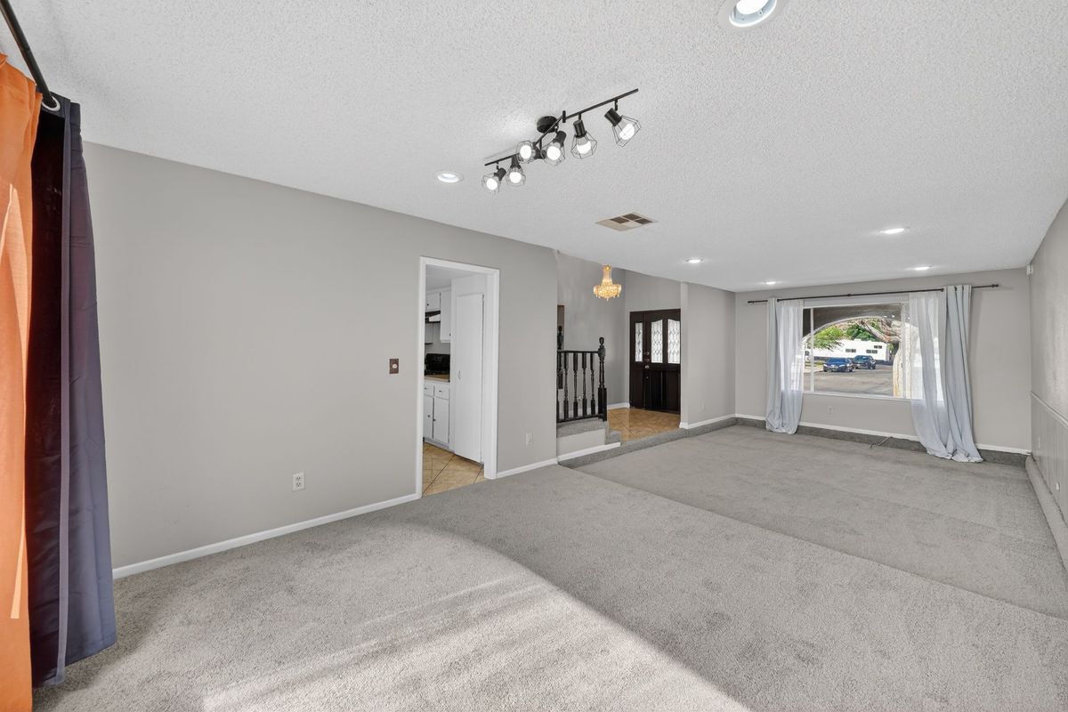 Building Photo - 389 Summer Creek Ct