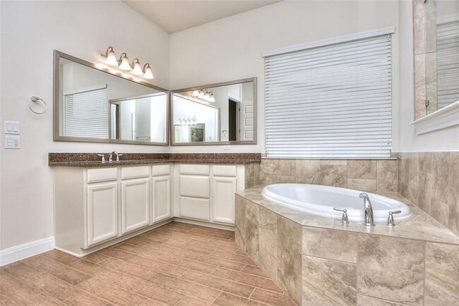 Building Photo - 10604 Lavon Bend