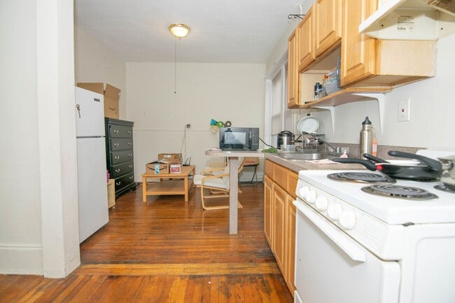 Building Photo - 2Br/1Bth, Right on Green Line E, walk to G...