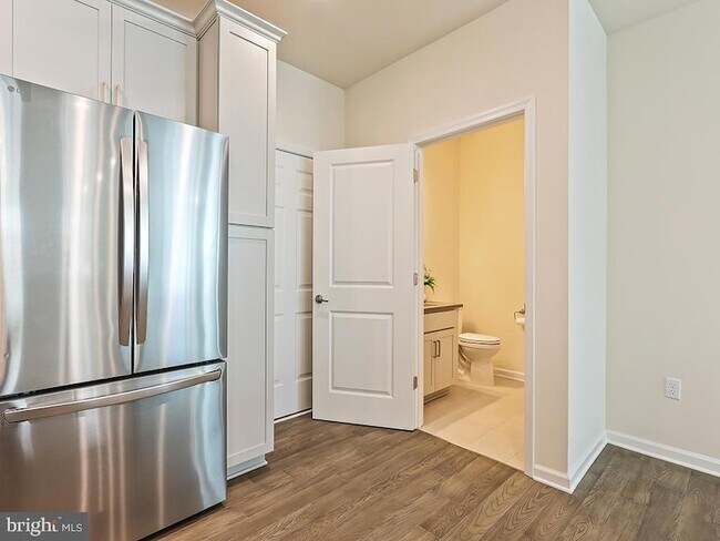 Building Photo - 1001 Greenwich Dr