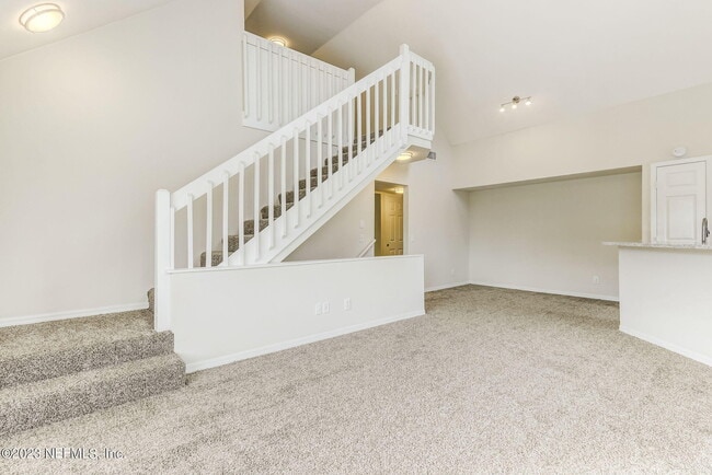 Building Photo - 13700 Richmond Park Dr N