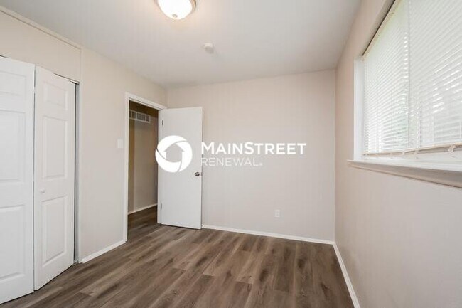 Building Photo - 3 Bedroom Pet-Friendly Home in St. Louis, MO with Main Street Renewal