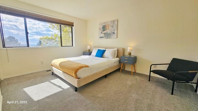 Building Photo - Beautiful Remodeled 4 Bedroom and 2.5 Bathroom Single Family House - Bellevue