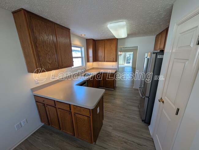 Building Photo - Well-Maintained Ranch in Pin Oak Preserve with Fireplace & Den