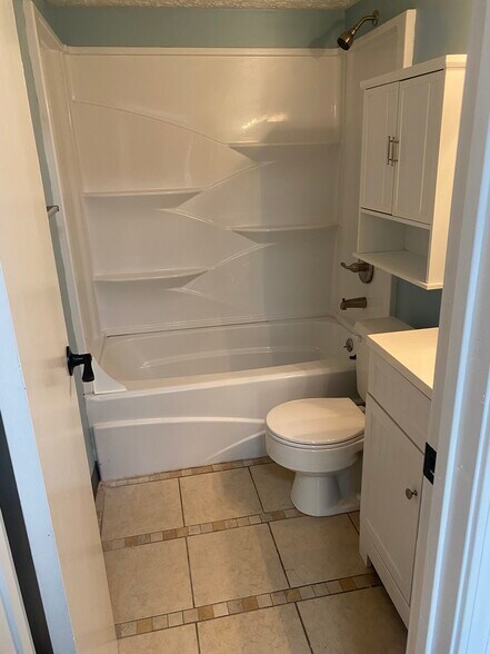 Full bathroom - 4472 King Arthur Dr