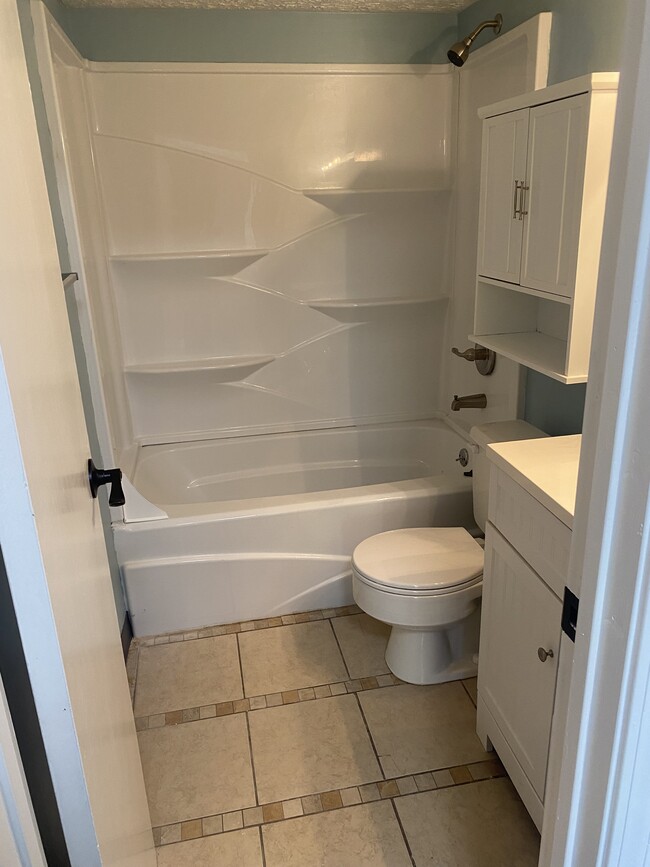 Full bathroom - 4472 King Arthur Dr