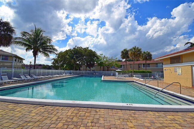 Building Photo - 9906 Twin Lakes Dr