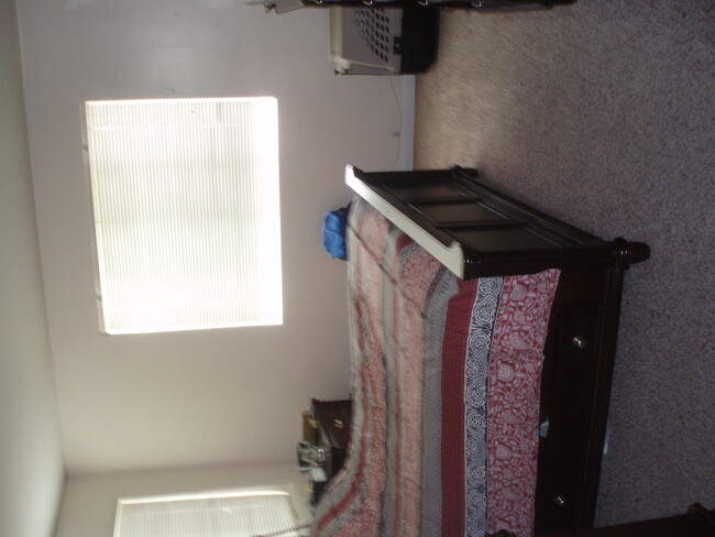 Building Photo - 4 Bedroom, 3 Bathroom Spacious Duplex