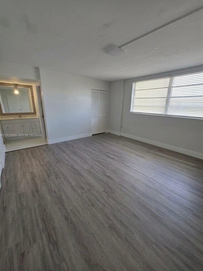 Building Photo - 16400 NE 17th Ave