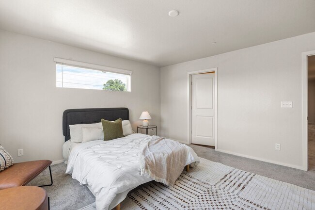 Building Photo - Start a Lease by 12/1 and Receive a $500 R...