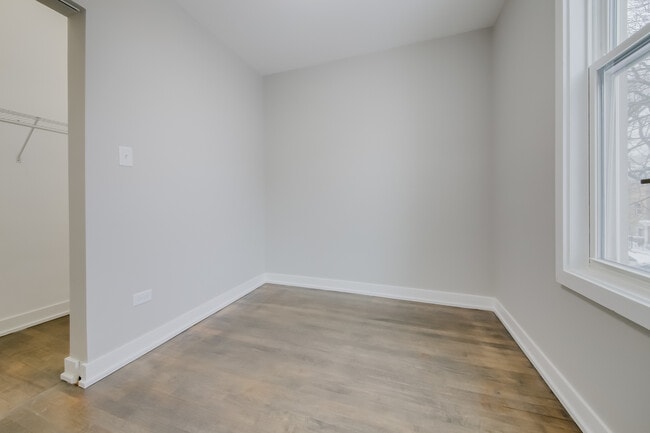 Building Photo - 2842 N Avers Ave