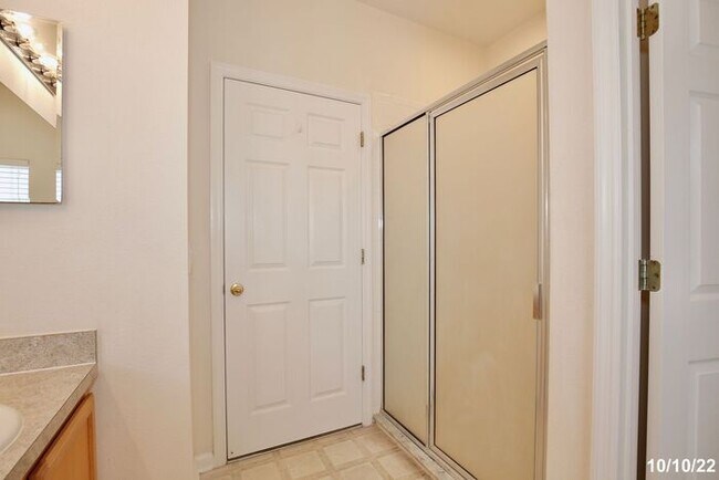 Building Photo - Amazing 3/2 Spacious Home with a Bonus Roo...