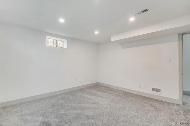 Building Photo - Gorgeous 5 Bedroom 2 1/2 Bathroom Littleto...