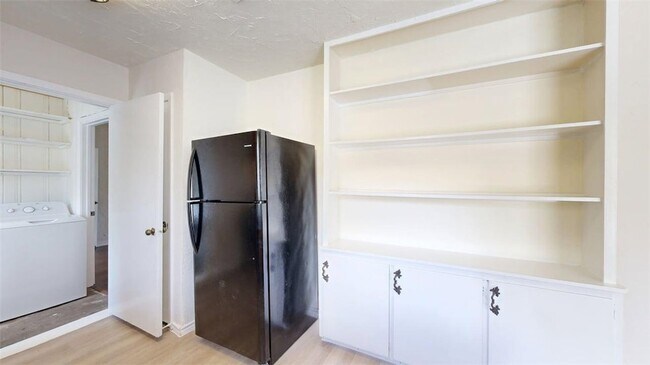 Building Photo - 911 E North Ave