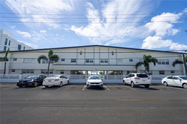 Building Photo - 1940 Bay Dr