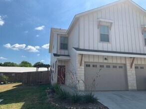 Building Photo - 3/2.5/1.5 Duplex /Easy access to I-35 / Fridge, Washer, Dryer / Fenced in yard / NBISD