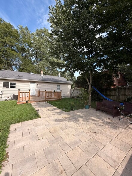 Building Photo - 716 NW Holcomb Dr