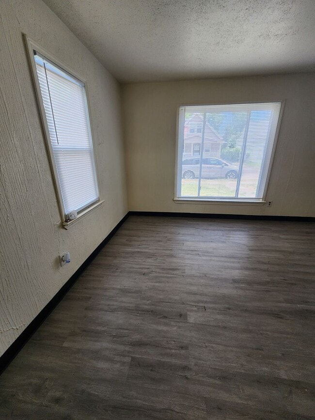Building Photo - 4 Bedroom Clean House For Rent