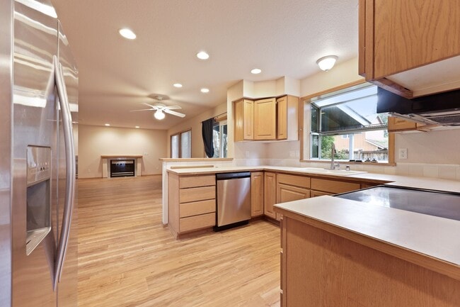 Building Photo - Move in ready now! 4 bedrooms in Lacey - North Thurston School district.