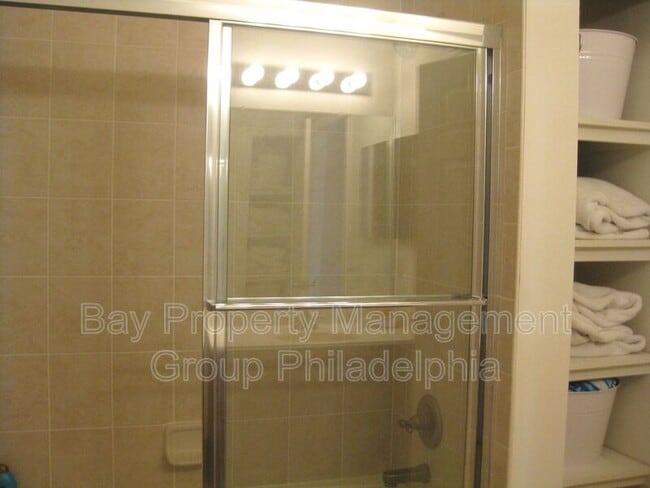 Building Photo - 300 W Elm St