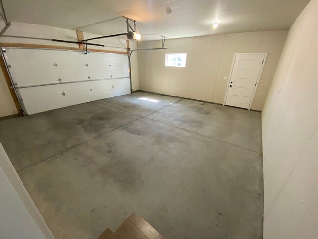 Building Photo - 3 bed, 2.5 bath South Fargo Home For Rent!