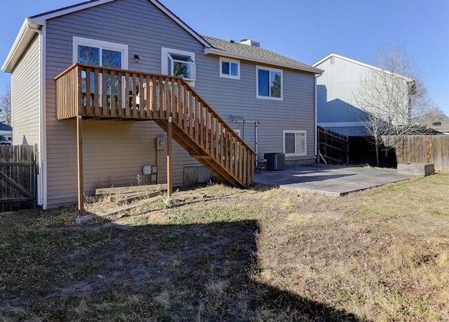 Building Photo - Lovely bi-level 3 bed/2 bath home with fen...