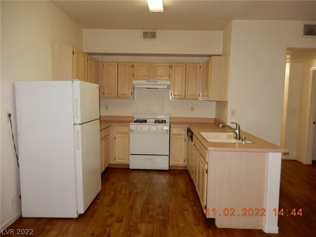 Building Photo - 5655 E Sahara Ave
