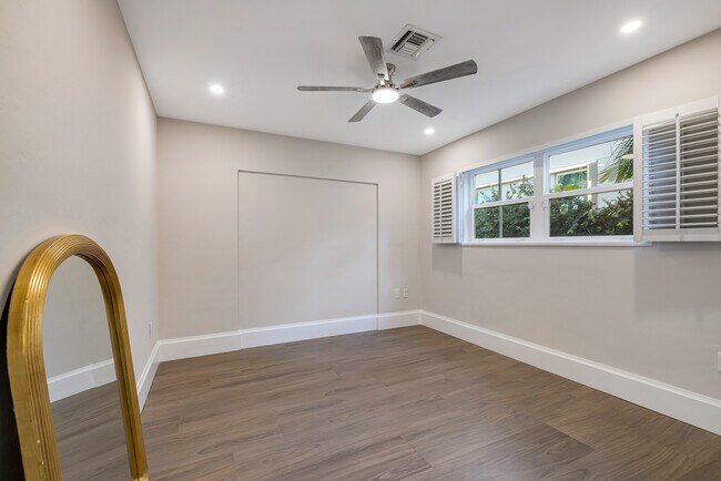 Building Photo - 2309 Desota Dr