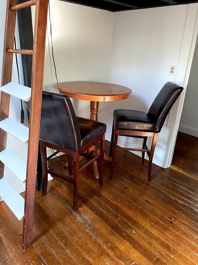 Partially furnished - 3 E Slade St