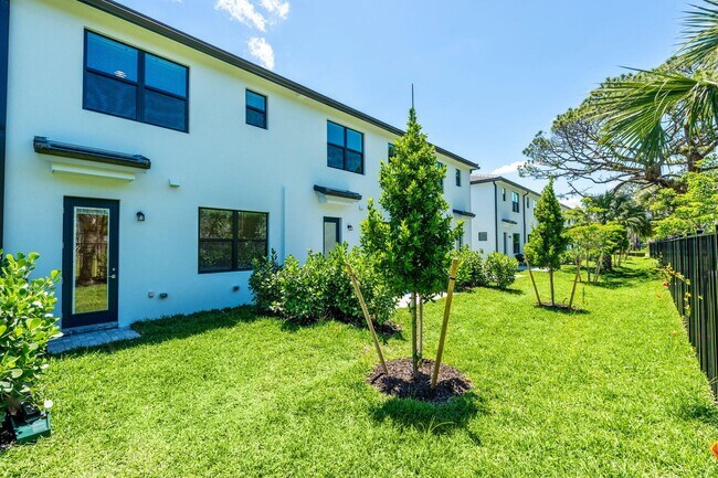 Building Photo - 4291 Lantana Rd