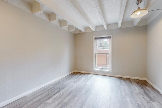 Building Photo - 1100 Alvarado Dr SE