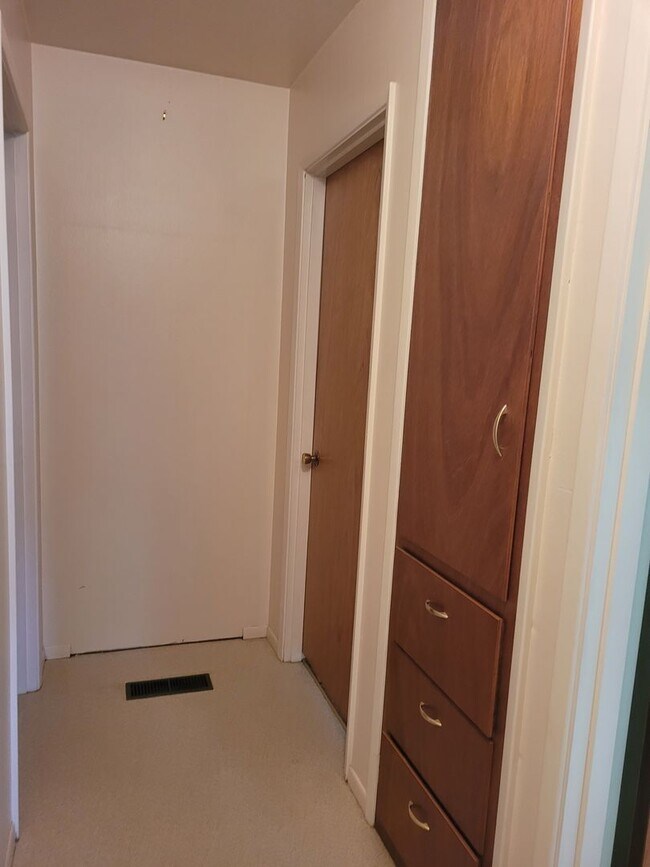 Building Photo - Large 3 Bedroom, 2 Bath Home