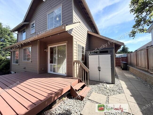 Building Photo - GORGEOUS 3 Bedroom Home in NE Tacoma! Spacious Yard, Beautiful Kitchen, and More!