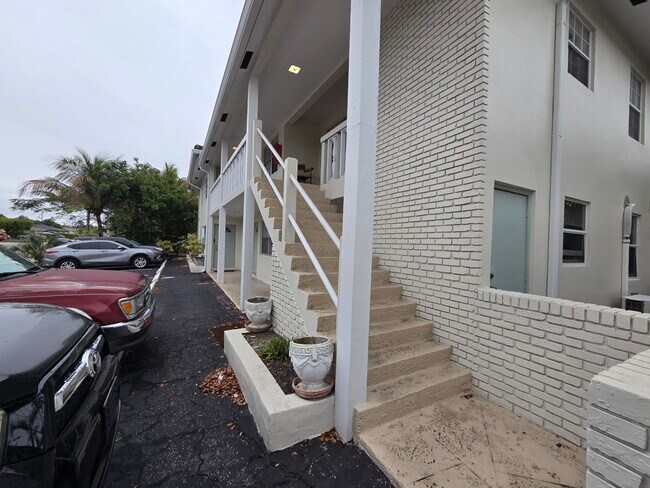 Building Photo - 1810 NE 56th St