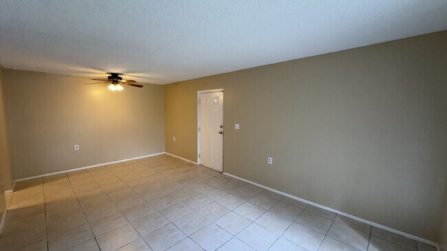 Building Photo - Charming 2-Bed Condo Retreat in West Palm Beach – Cozy Living Awaits!